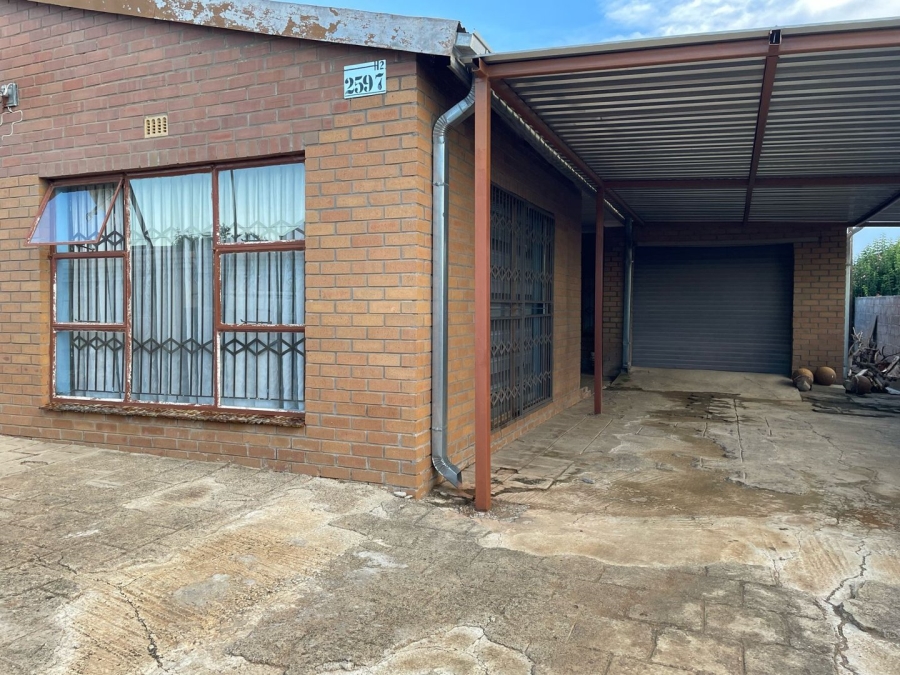 3 Bedroom Property for Sale in Molifi Tau Kloof Free State